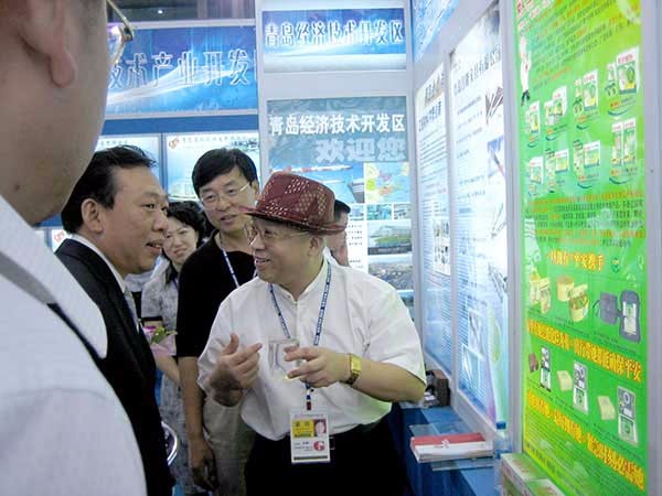 ●董事長向市長介紹產(chǎn)品