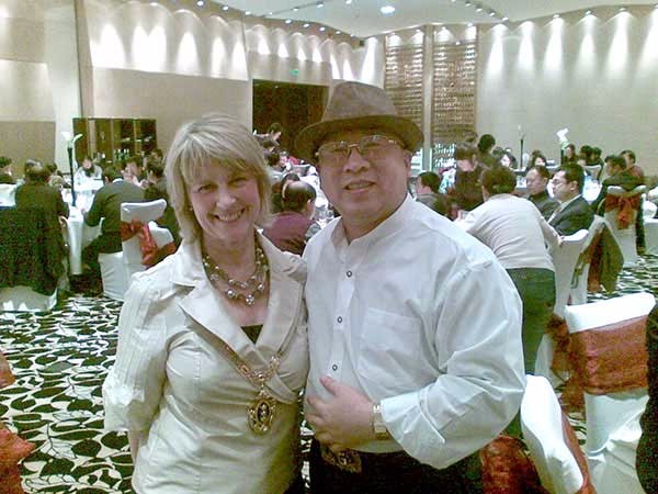 ●市政府招待英國市長代表團(tuán)，會長出席并與市長合影