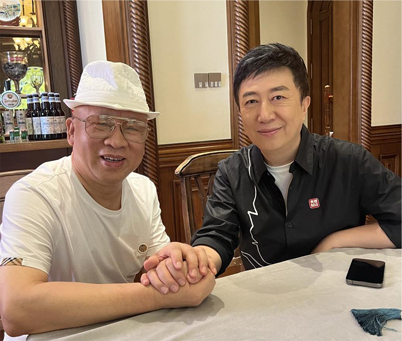張博會(huì)長(zhǎng)與中央電視臺(tái)主持人陳偉鴻合影