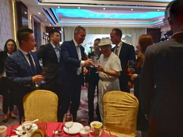 ●德國總統(tǒng)給會長敬酒